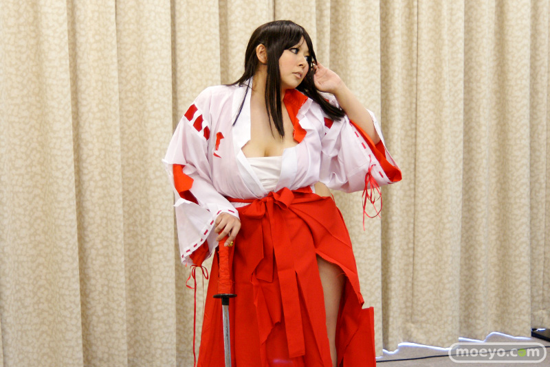 Illustration for article titled Queen's Blade Cosplayers Look Like This